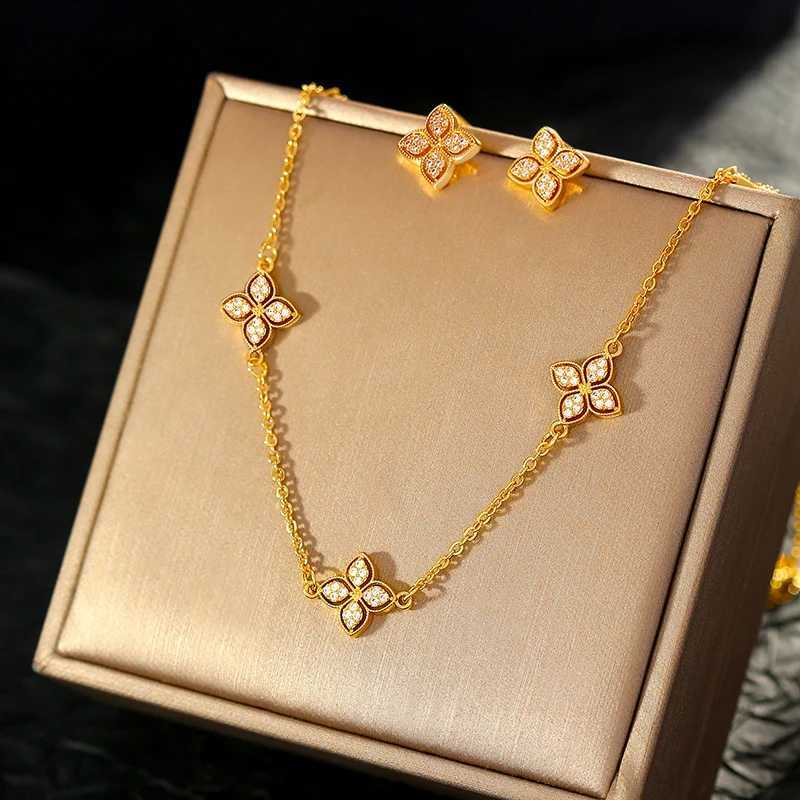 Earrings Necklace High Quality 18K Gold Plated Four Leaf Clover Flower for Women Girl Fashion Waterproof Jewelry Set Bijoux Gift H250217 WYVZ