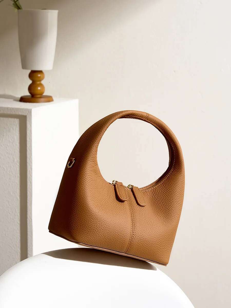 South Korea Niche Design High-Grade Leather Crescent 2023 New Fashion Light Single Shoulder Crossbody Lunch Box Bag