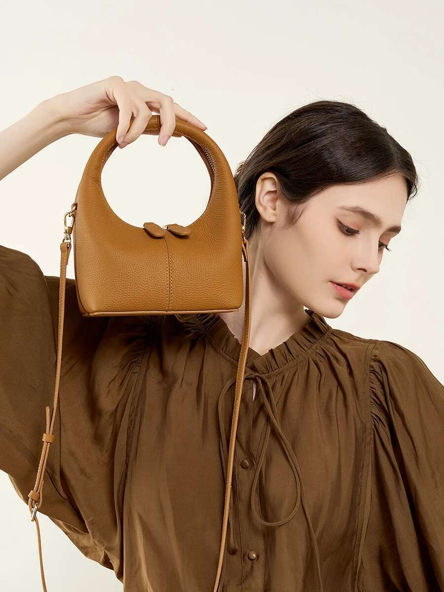 South Korea Niche Design High-Grade Leather Crescent 2023 New Fashion Light Single Shoulder Crossbody Lunch Box Bag