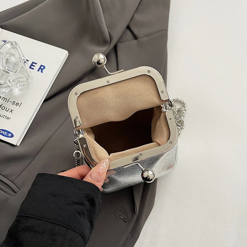 1 solid color chain shoulder bag suitable for women Versatile Crossbody bag fashionable clip on small square bag 250214