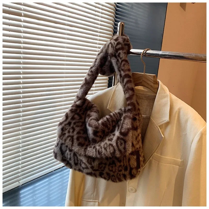 Autumn and Winter Leopard Print Tote Bag Shoulder Hair Bag Large Capacity Messenger Plush Student Bag 250217