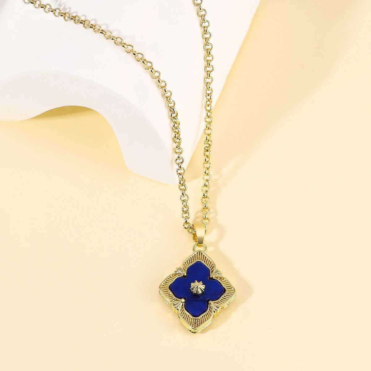 Pendant Necklaces harong Exquisite Four-Leaf Clover for Women Trendy Clavicle Necklace Jewelry Vintage Style Accessories Gifts H250217 LFIS