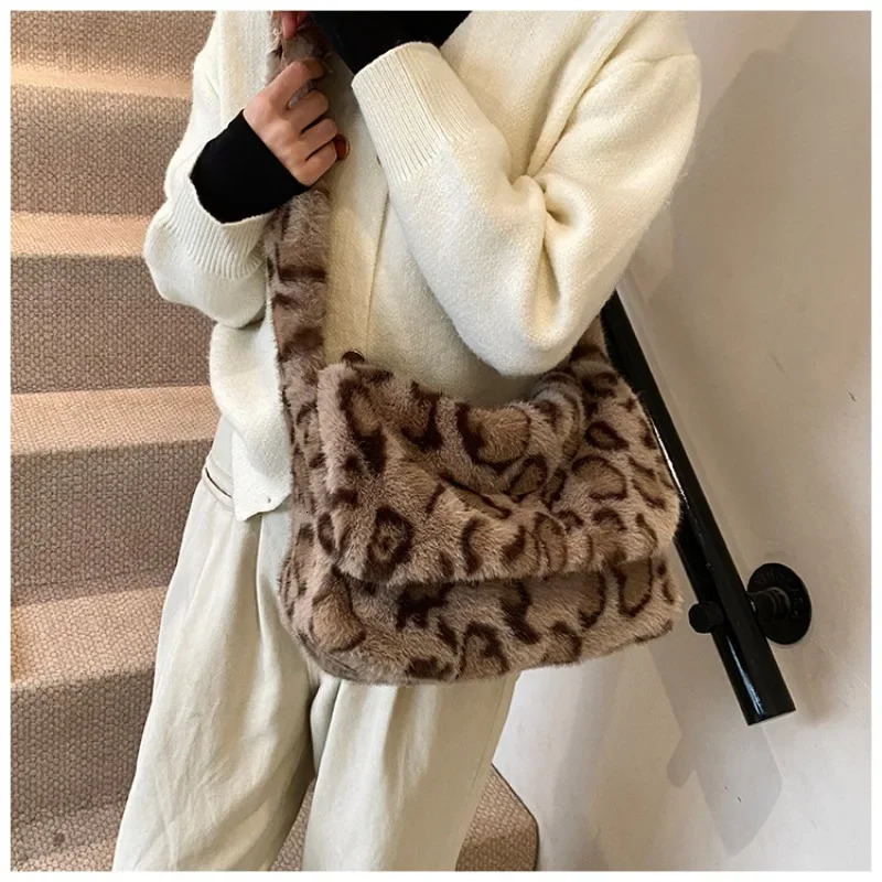 Autumn and Winter Leopard Print Tote Bag Shoulder Hair Bag Large Capacity Messenger Plush Student Bag 250217