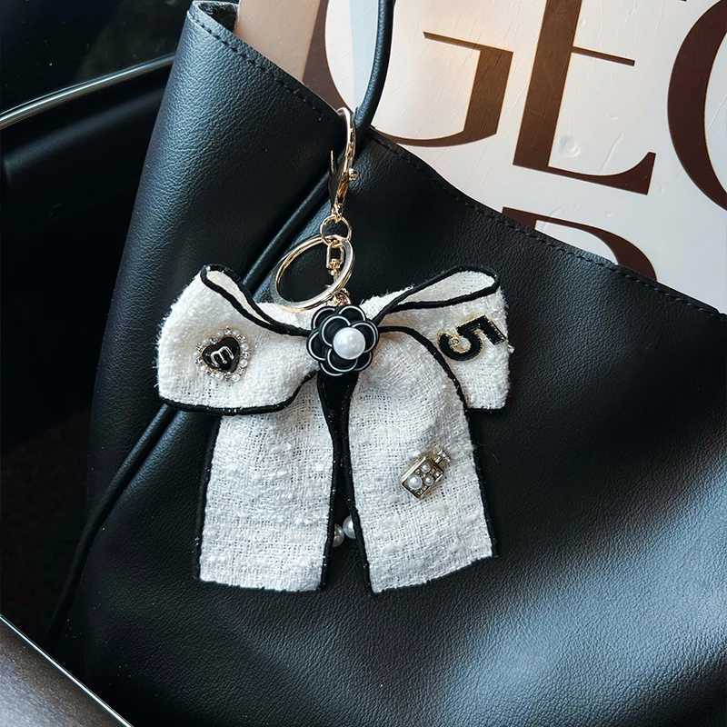 Keychains Lanyards Creative Xiaoxiang Butterfly Knot Keychain Womens Fashion Pearl Chain Bag Pendant Car Personalized Ribbon H250217
