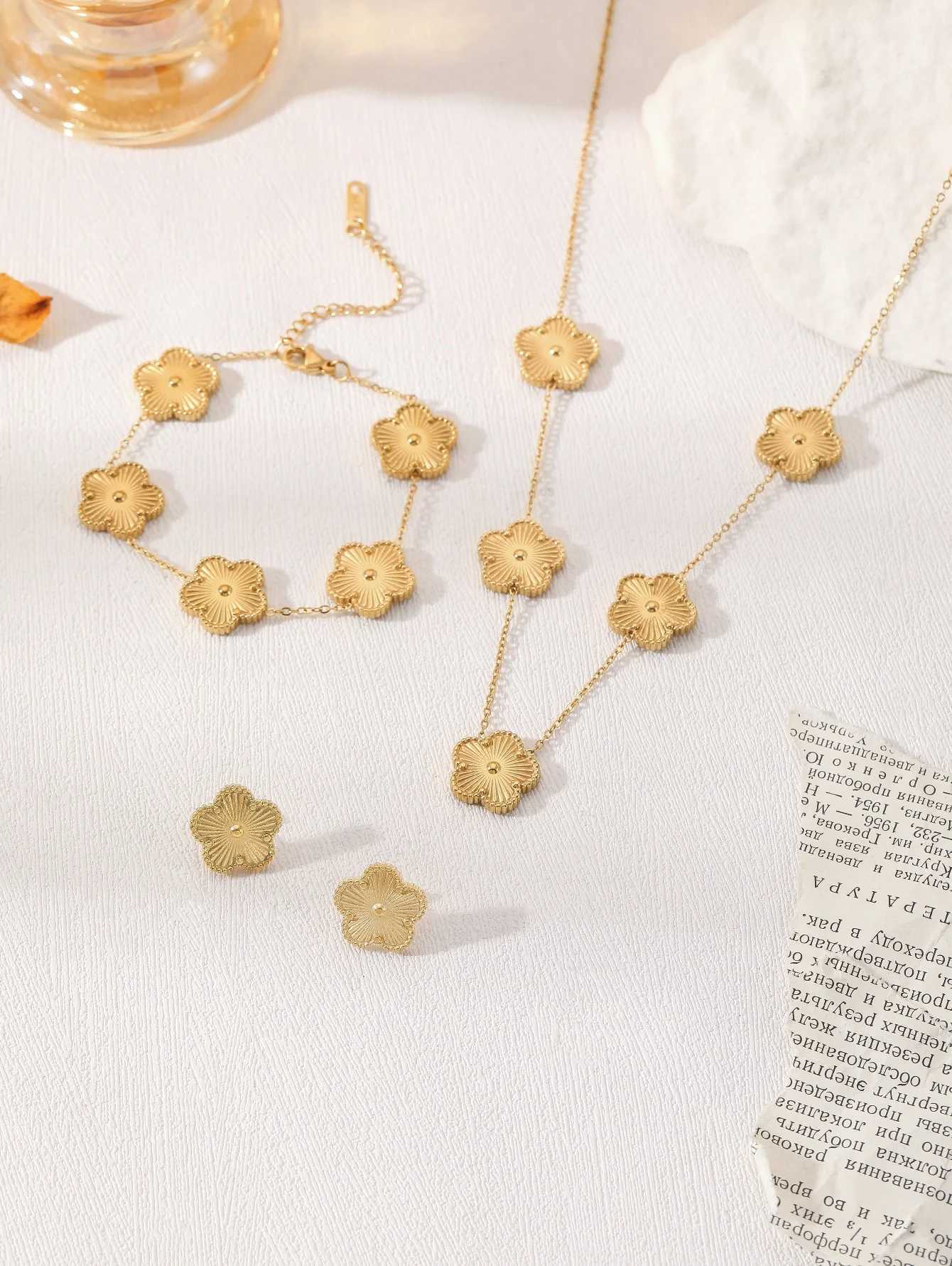 Earrings Necklace Premium Good Luck Clover Pattern Stainless Steel 18K Gold Plated Combination Bracelet Set for Women H250217