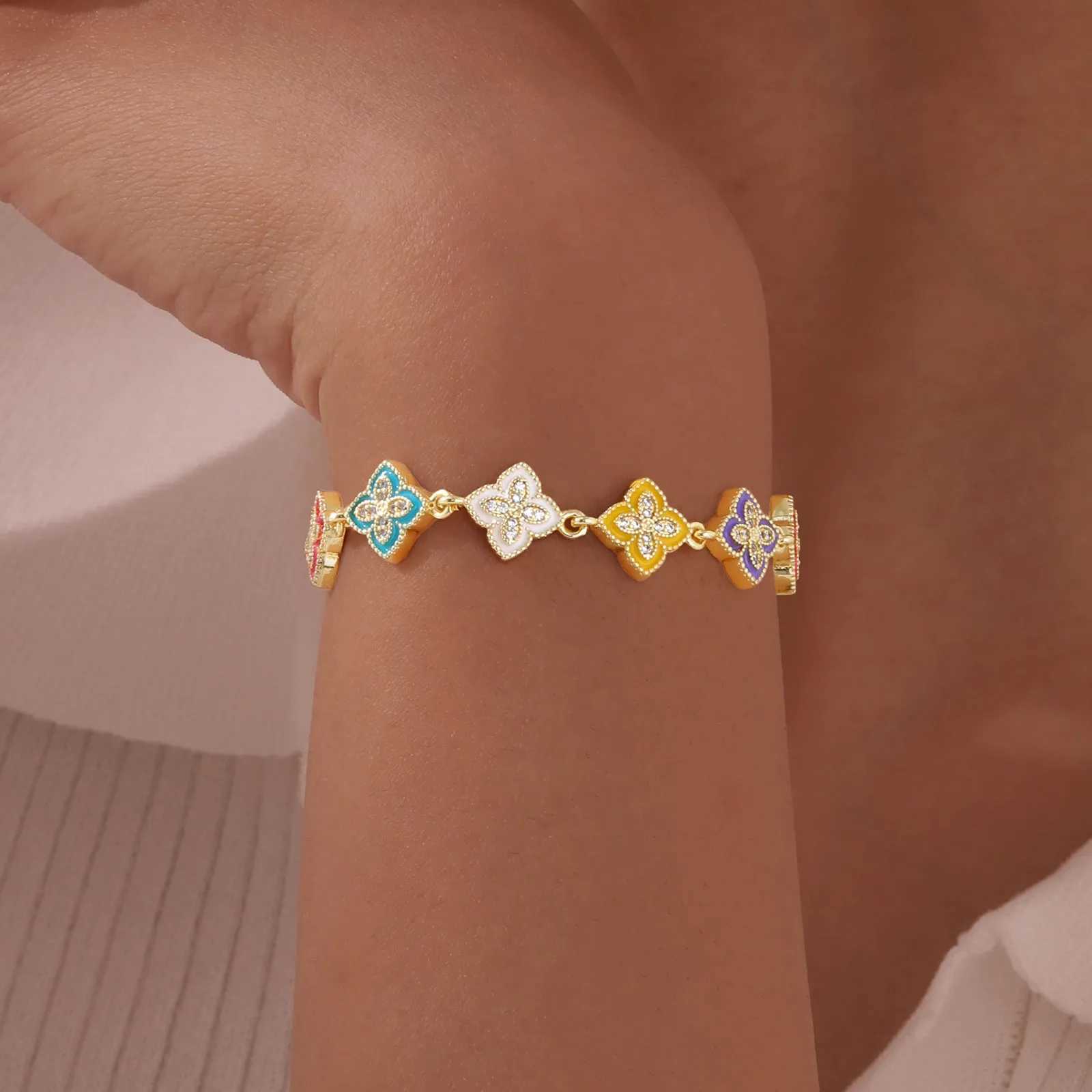 Chain Elegant Four Leaf Clover Womens Hand Bracelets Zirconia Flower Bangle For Party Mom Girlfriend Couple Valentines Day Gift H250217