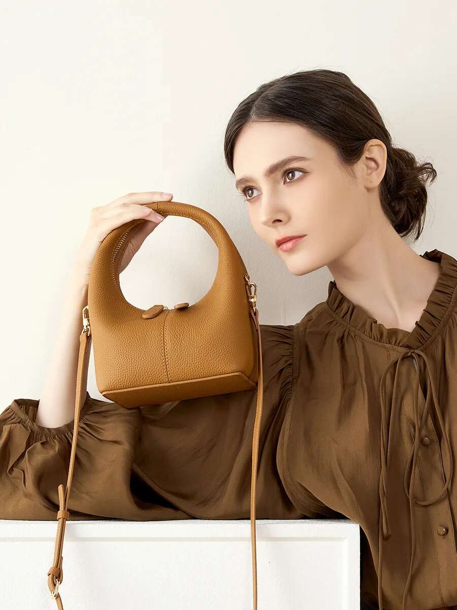 South Korea Niche Design High-Grade Leather Crescent 2023 New Fashion Light Single Shoulder Crossbody Lunch Box Bag