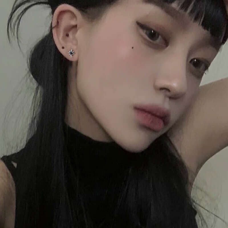 Star earrings for women, simple, compact, light , internet celebrity, student commuting, eight pointed star earrings, 2024 new trend