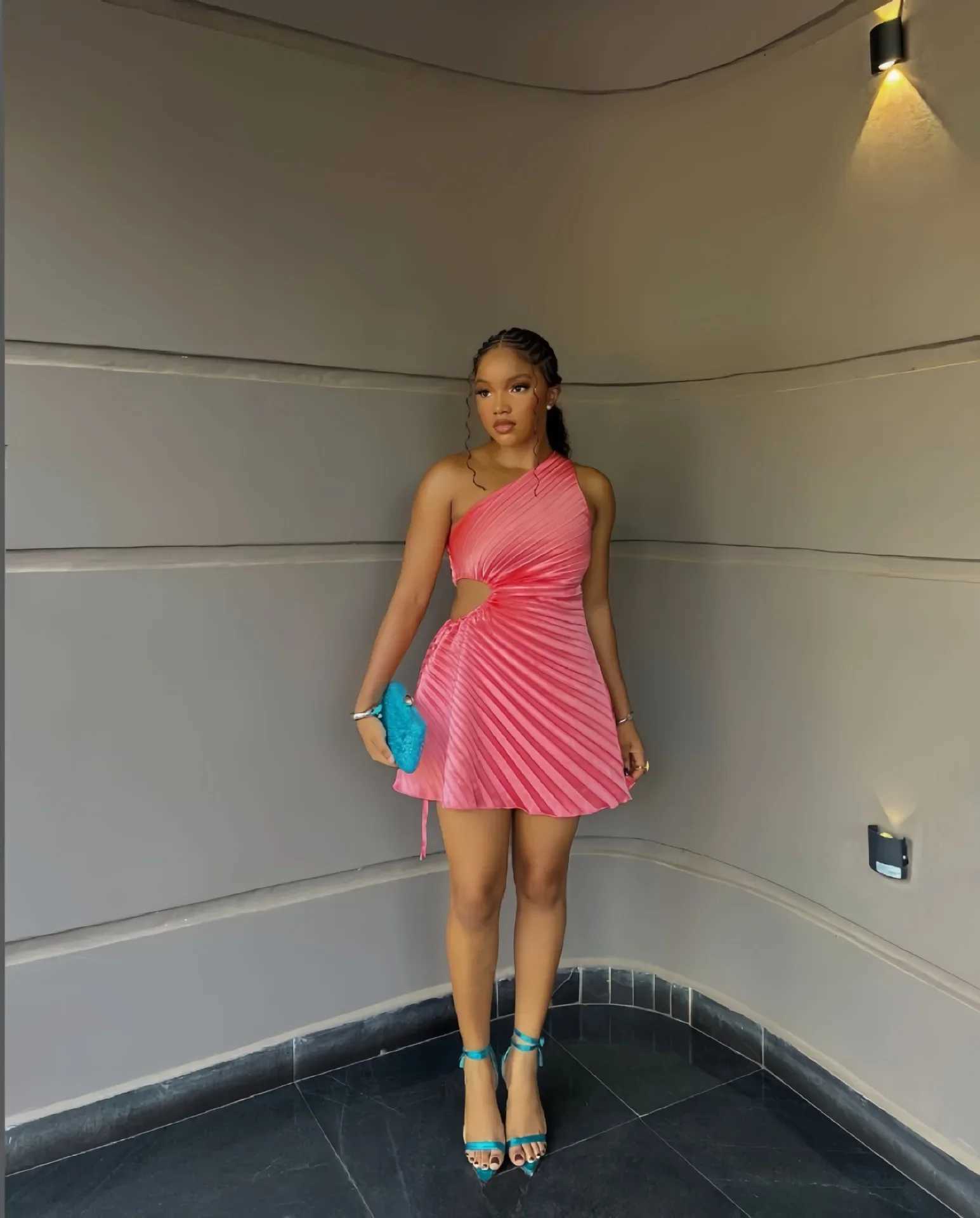 Basic Casual Dresses Women Pleated One Shouloder Slveless Cutout Waist Dress 2025 Evening Sexy Club Party Evening High Strt Dresses H25217