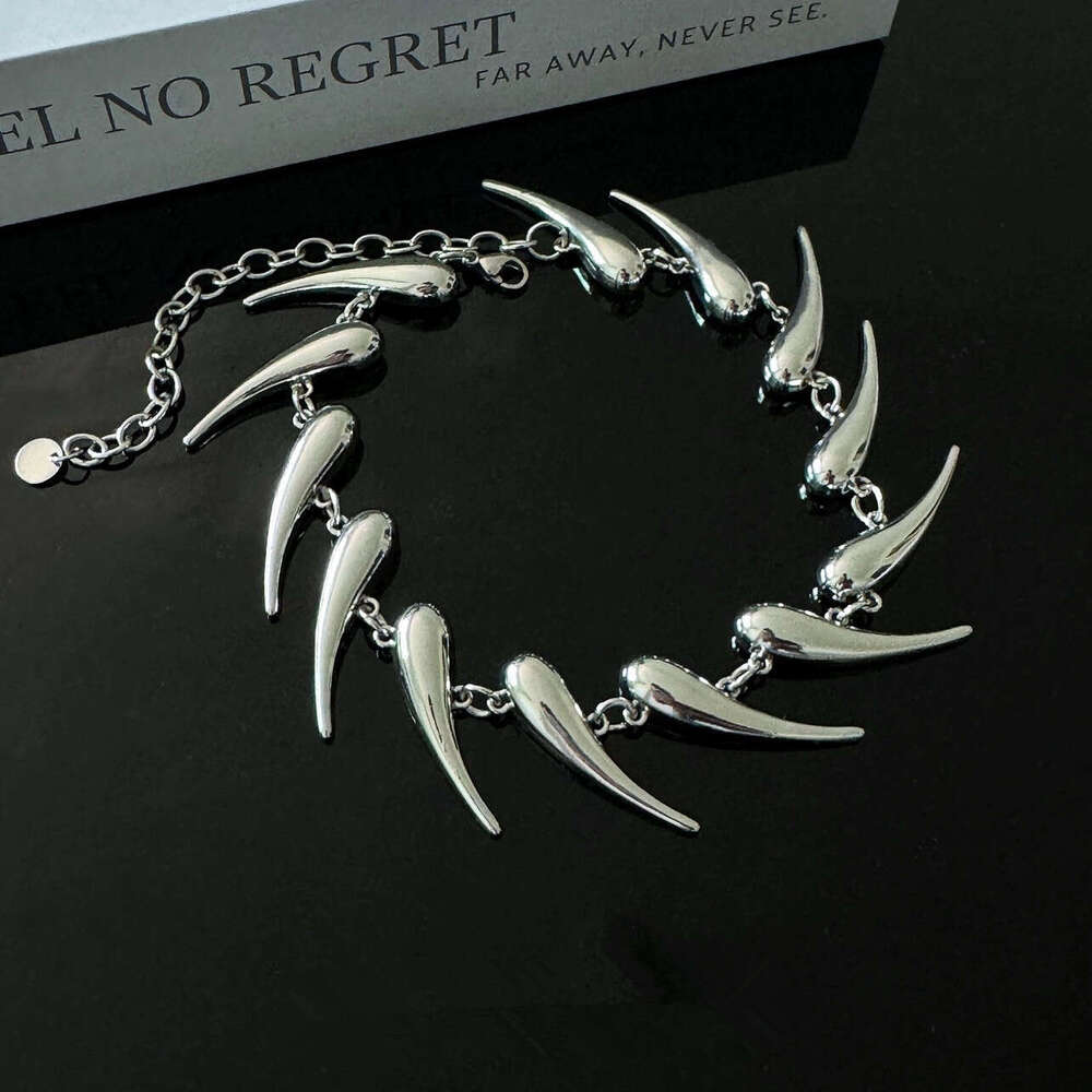 Thorn Geometry Sier Sting Irregular Metal Necklace Men's Instagram Niche Hip Hop High end Neckchain for Women's Fashion