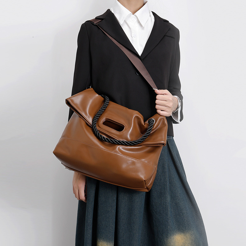 Designer Designer Fashion Spring New Style Soft Leather Women's Large Capacity Simple Commuter Student Single Shoulder Tote Bag