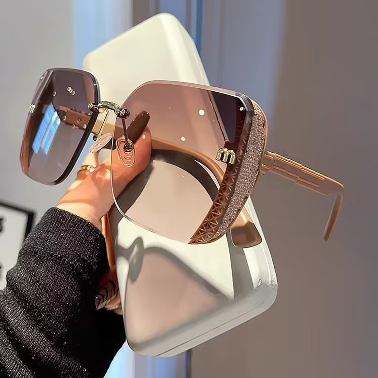 Attractive mens designer sunglasses polarized sun glasses women letter diamond zonnebril mens glasses designer no frame top quality delicate om0145