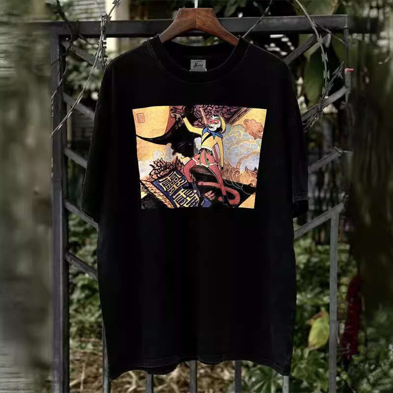 The correct version of the West Coast street is done with old washing technology, digital direct spray printing, VTG round neck short T