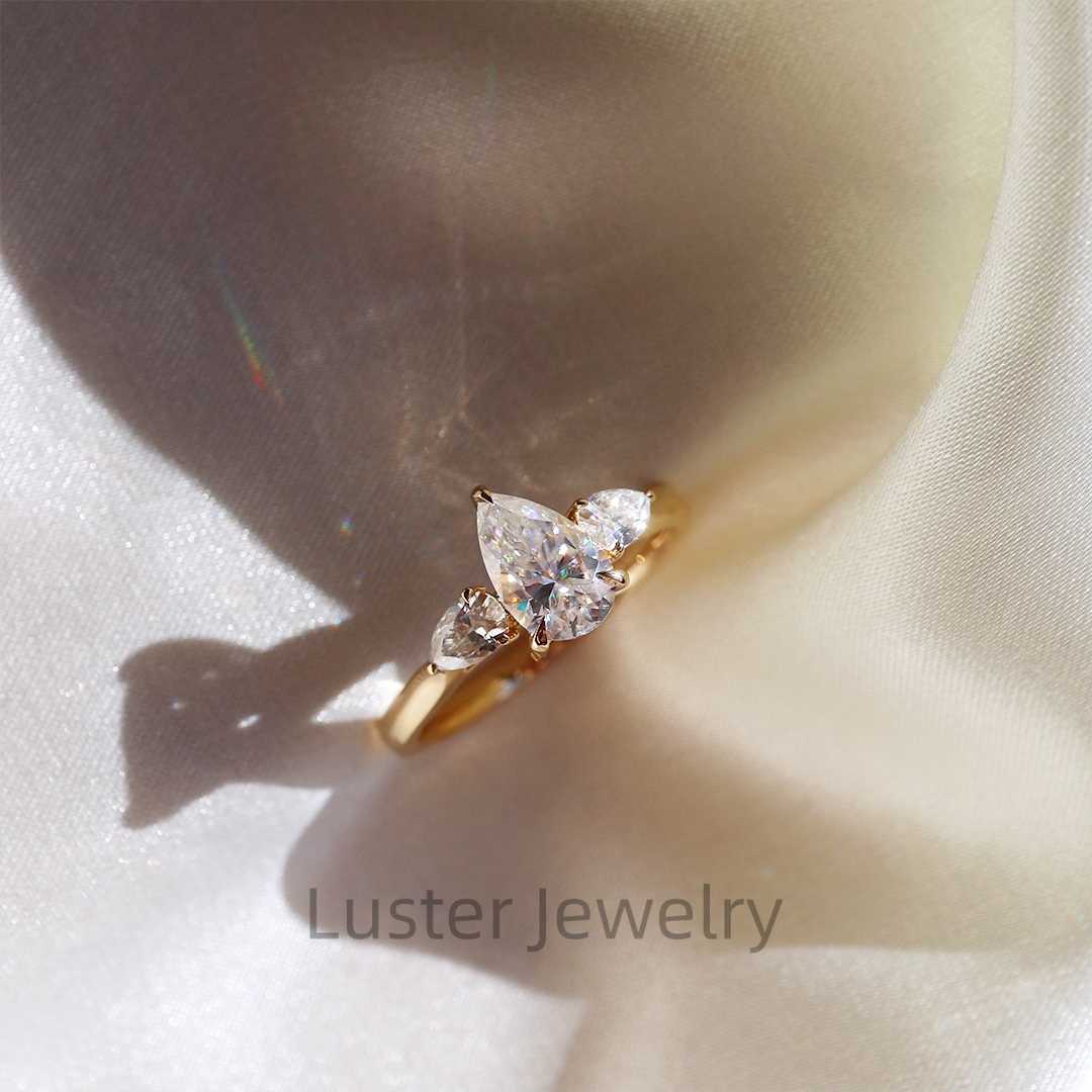 Luster Fine Jewelry Engagement 1.5ct D White Moissanite 10K 14K 18K Gold High Quality Pear Cut Moissanite Three Stone Ring