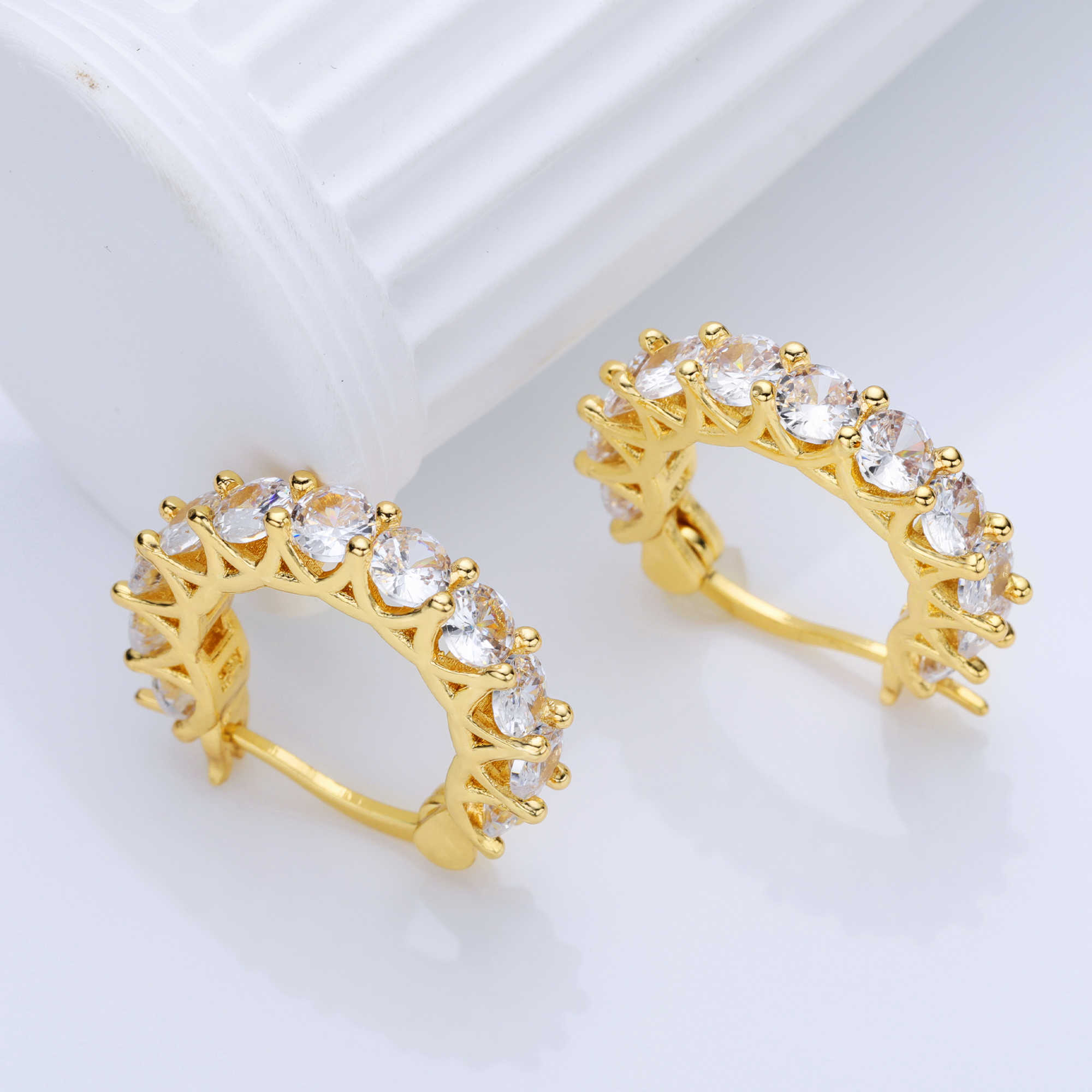 2023 Latest Daily Uses Ear Jewelry 10k/14k/18k Solid Gold GRA D White Huggie Hoop Moissanite Earrings