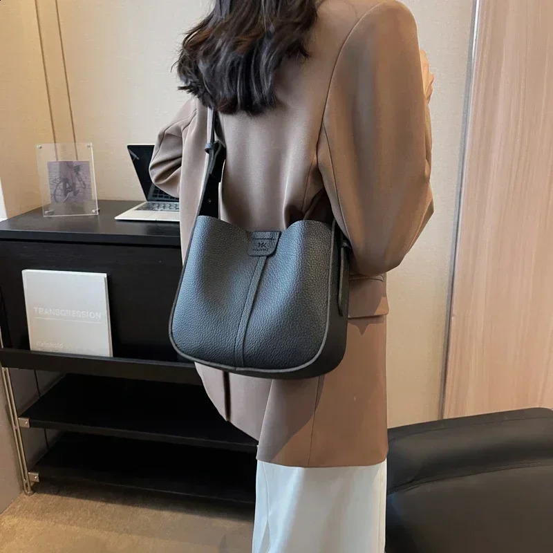 High end fashion womens cross body bag niche PU womens shoulder bag solid color bucket bag 250214