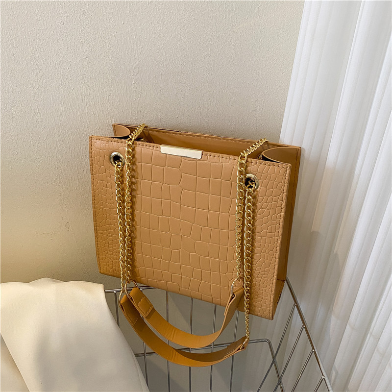 Chic Casual Fashion Shoulder Bag Featuring a Bold Chain Design