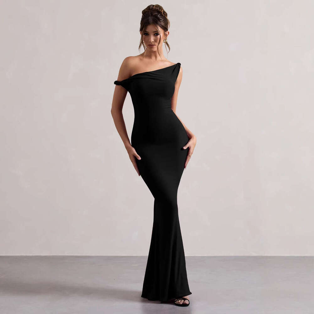 European and American style autumn women's sexy one slanted shoulder slim fit bag buttocks solid color dress for women 2025 temperament versatile
