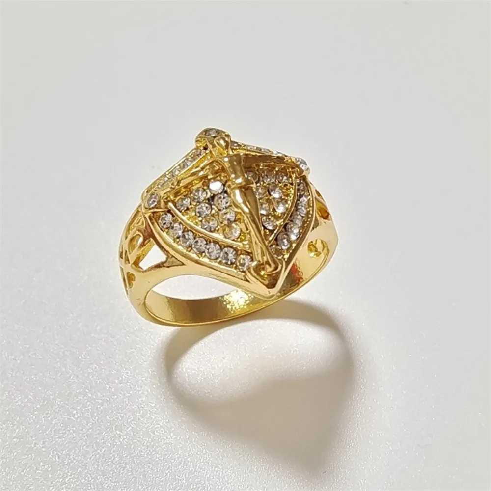 Punk Simple and Elegant Golden Jesus Cross Shield Mens Ring Zirconia Dazzling Motorcycle Party Hip-hop Mens AccessoriesXJ250219