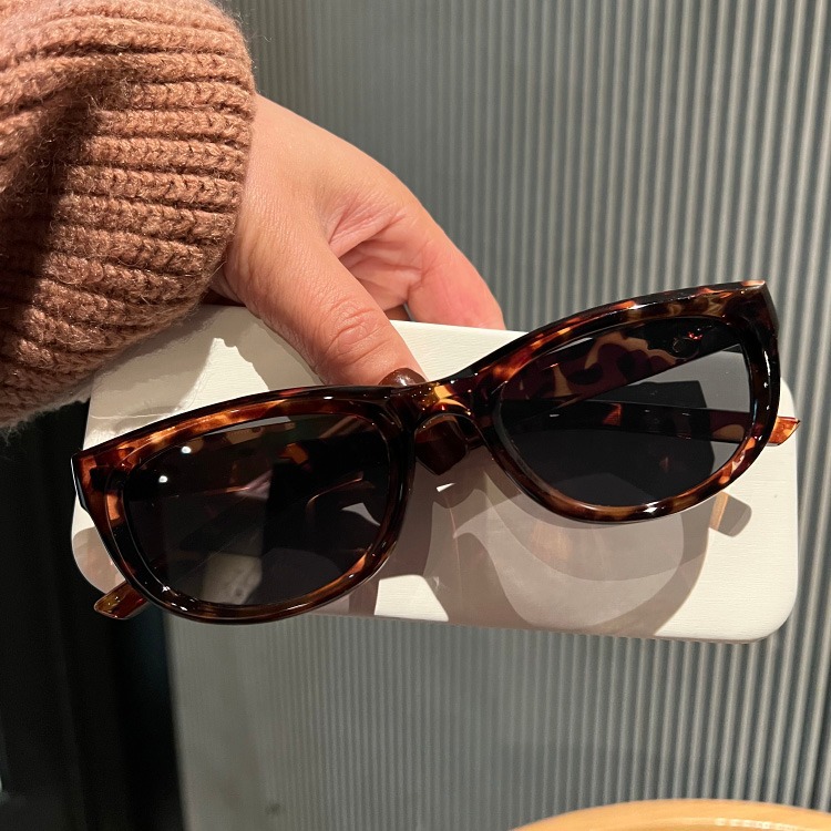 Olive green cat eye sunglasses for women, with a small face and a concave design for sun shading and street photography. Sunglasses