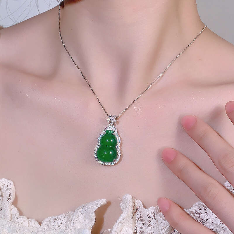 New Chinese style green chalcedony gourd necklace carrying auspicious and exquisite light elegant collarbone chain
