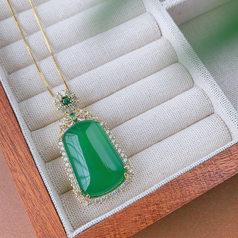 Autumn and winter new Chinese style natural green jade pulp no matter what brand, gourd by step high rise necklace, women's high-end batch