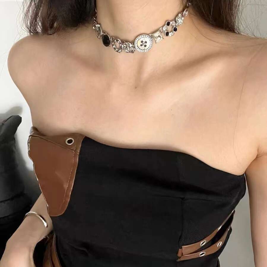 Y2k Sweet Cool Style White Button Necklace, Small and Popular Design, High end, Exquisite Collar Chain, Light Neckchain Trend