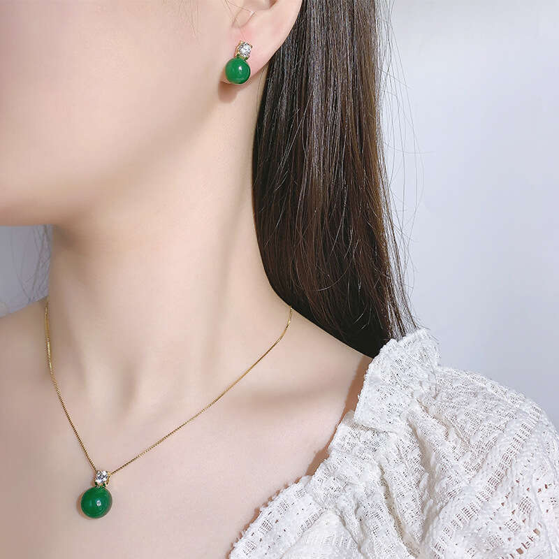 Autumn and winter new jewelry set imitates natural chalcedony, imperial green collarbone chain, S sier needle earrings, high-end light women