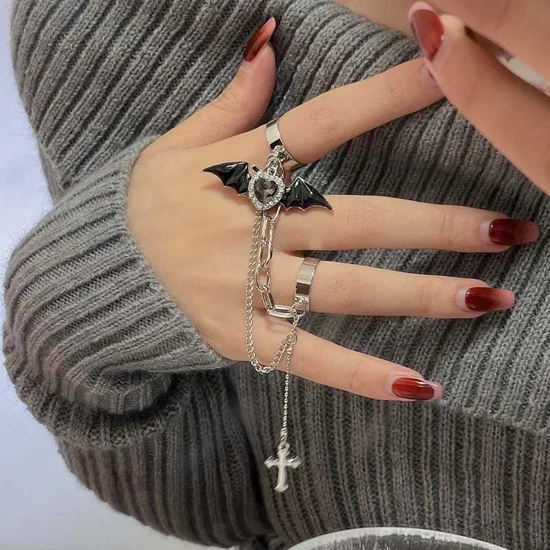 Punk Gothic Black Bat Wing Cross Chain Rings for Men Women Hip Hop Crystal Heart Cross Irregular Double Finger Rings JewelryXJ250219
