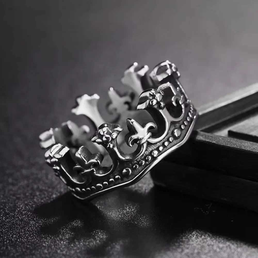 Classic Retro Crown King Ring Personalized Creative Fashion Trend Punk Ring Men and Women Niche Street Party Ring Gift JewelryXJ250219