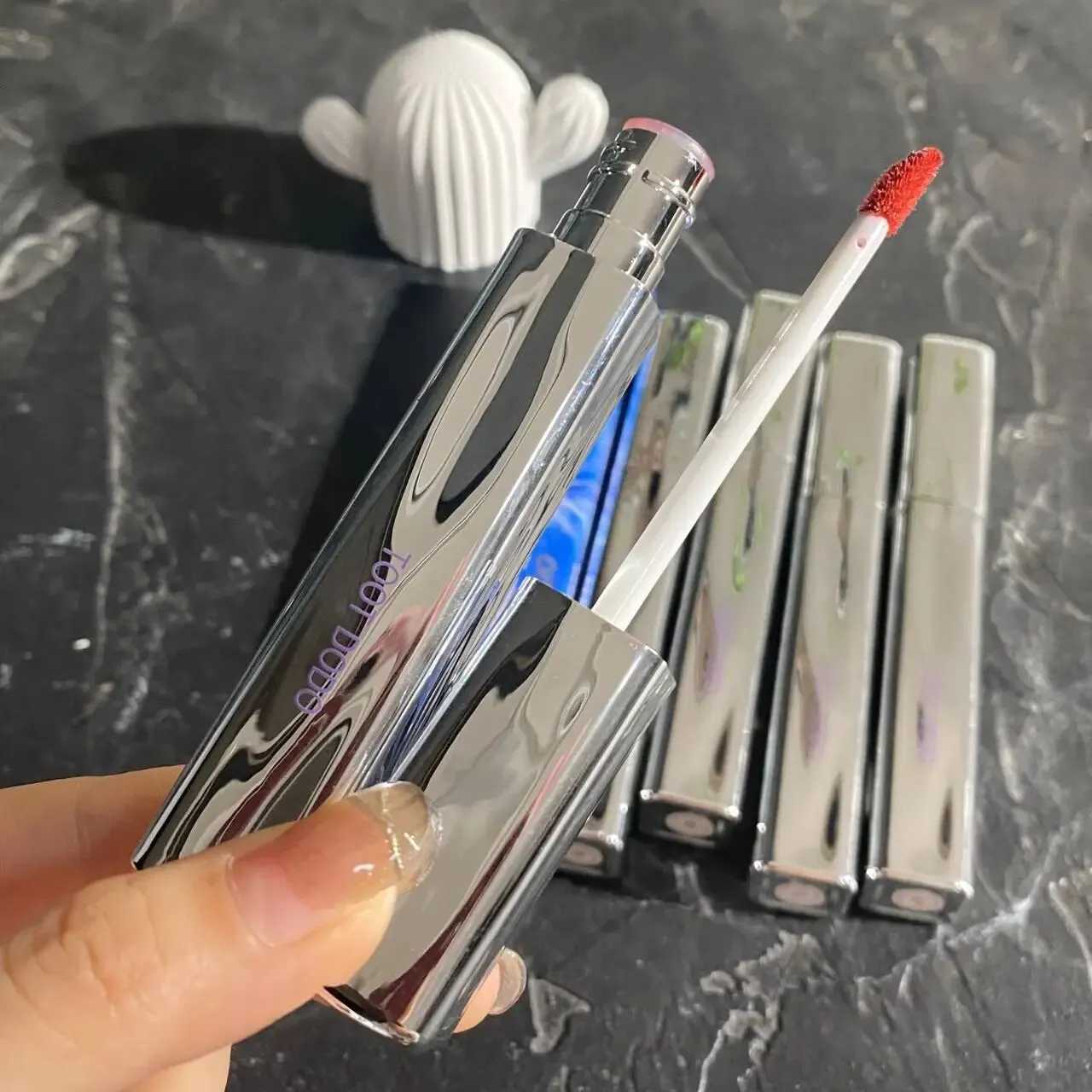 TOOT DODOT820 Floral Center Mirror Lip Gloss Is Bright and Non Oily Moisturizing and Color Displaying. The Lips Are Watery TrW250219