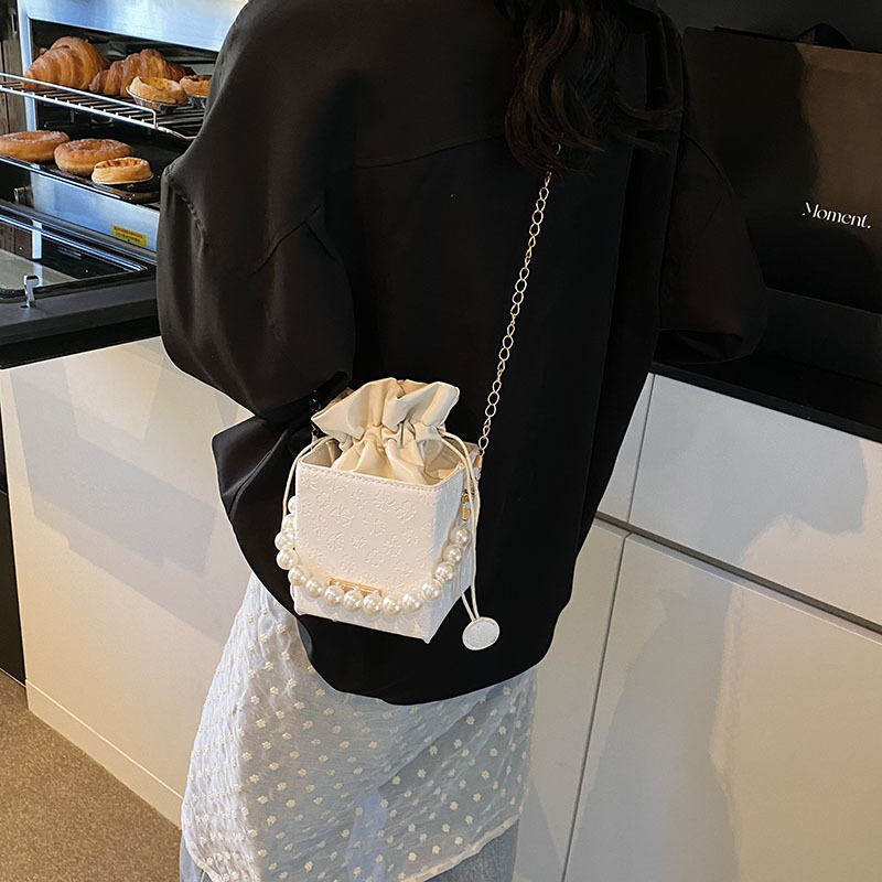2025 Spring New Fashionable and Western Style Pearl Handheld Personalized Drawstring Chain Shoulder Strap Small Square Bag #swissmilitary
