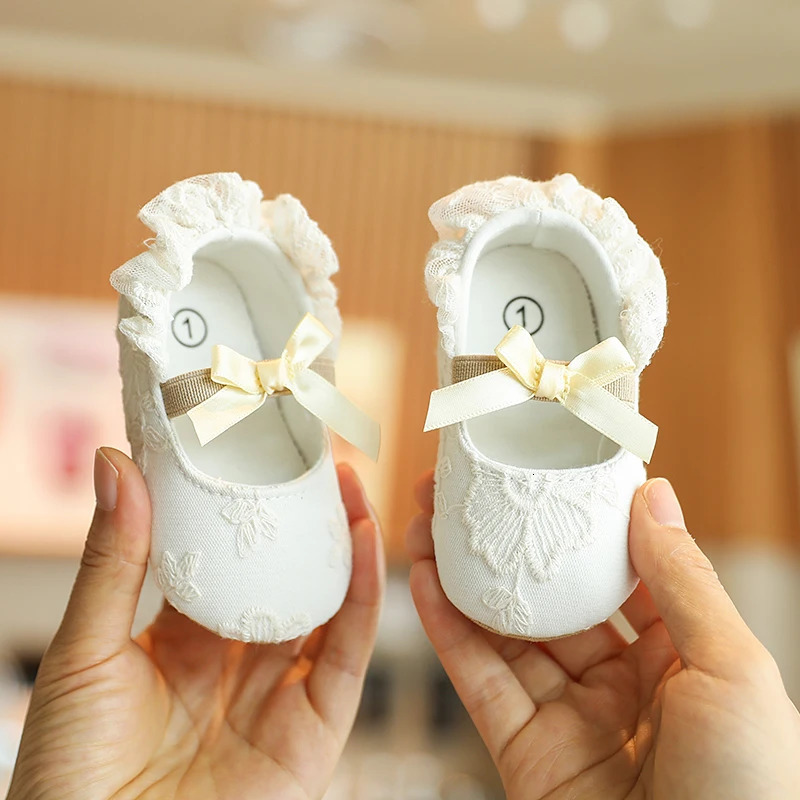 Cute White Lace Baby Girl Princess shoes Baby Moccasins Moccs Shoes Bow Fringe Rubber Soled Non-slip Footwear Crib Shoes 250219