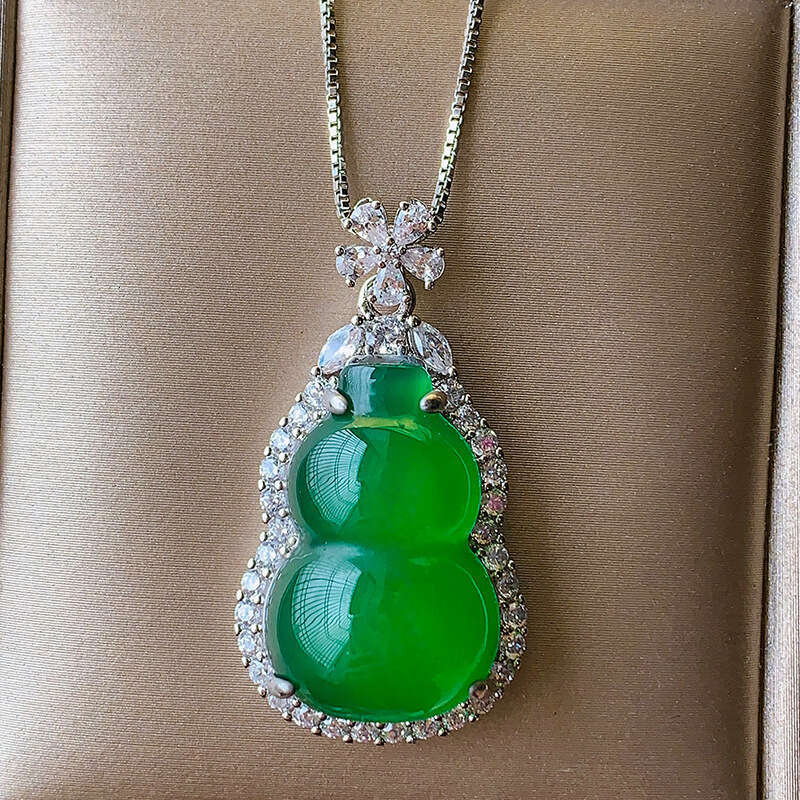 New Chinese style green chalcedony gourd necklace carrying auspicious and exquisite light elegant collarbone chain