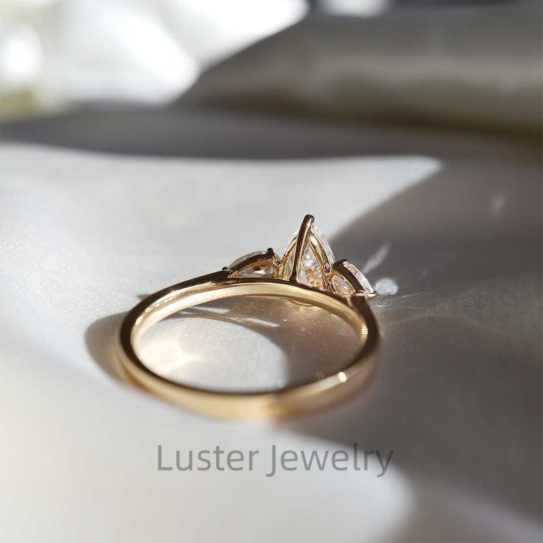 Luster Fine Jewelry Engagement 1.5ct D White Moissanite 10K 14K 18K Gold High Quality Pear Cut Moissanite Three Stone Ring
