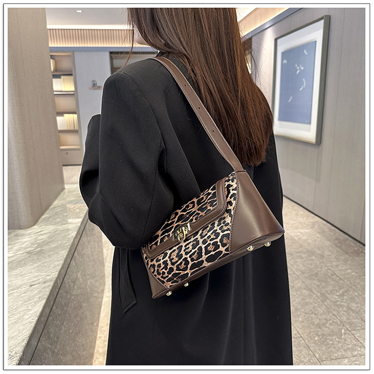 Designer 2024 Autumn/Winter leopard print high-grade one-shoulder patchwork small square Retro commuter crossbody fashion all-match women's bag