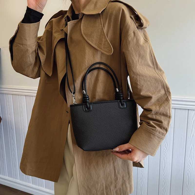 Trend PU Zipper Solid Color Crossbody Bags 2025 Spring New Simple Versatile Single Sewing Thread Womens Shoulder Bags Y250218