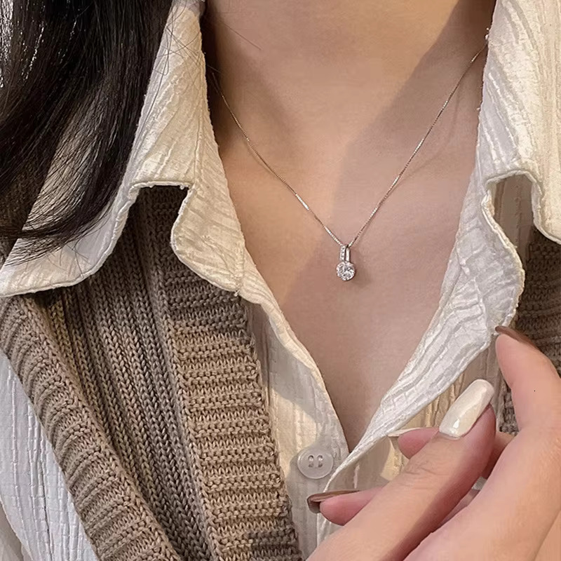Shiny Moissanite Necklaces for Women Zircon Water Drop Pendant Clavicle Chain Necklace Valentines Day Gift Wedding Jewelry