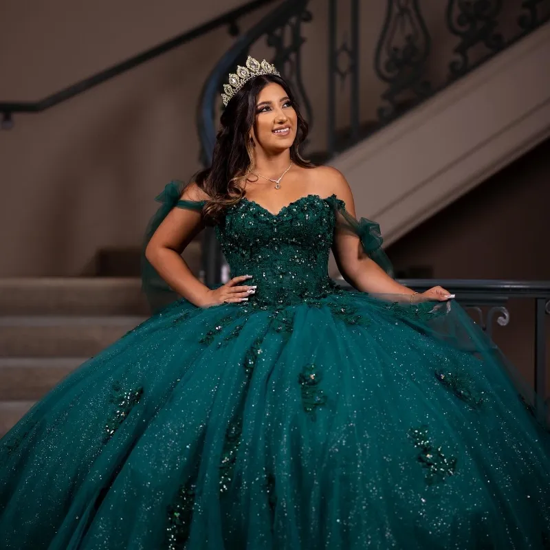 2025 Dark Green Sparkly Quinceanera Dress Off The Shoulder Lace Applique Sequins Beading Tull Princess Sweet 16 Vestidos De XV 15 Anos Prom Special Oc