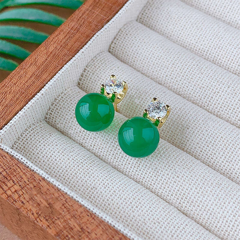 Autumn and winter new jewelry set imitates natural chalcedony, imperial green collarbone chain, S sier needle earrings, high-end light women