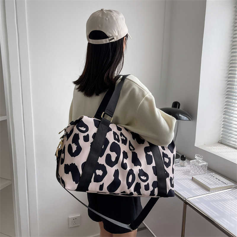 Fitness bag, large capacity, cow pattern, fashionable and trendy storage luggage bag, women's short distance outdoor travel bag, business travel 