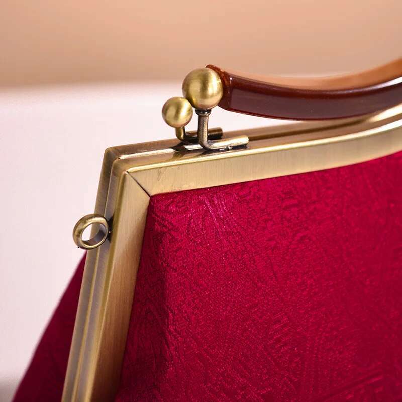 Cap Bury Banquet Wedding Soft Silky Glossy Fabric Women's Gold Edge Styg Small Handbag, With Feet, Retro Antique Style Trendy Chain Lock Bag, Sho