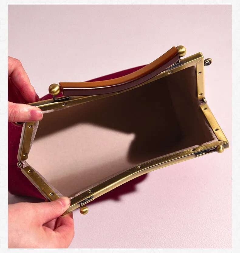 Cap Bury Banquet Wedding Soft Silky Glossy Fabric Women's Gold Edge Styg Small Handbag, With Feet, Retro Antique Style Trendy Chain Lock Bag, Sho