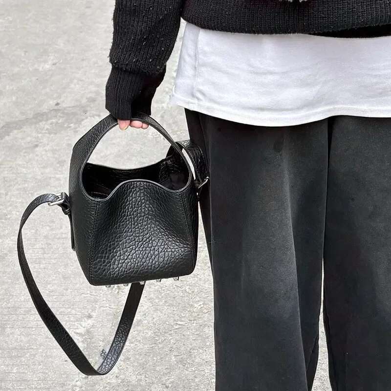 Hot Sale Women's Bucket High Quality Leather Handbags Ladies Fashion Rivet Shoulder Bag Female Casual Tote 2025