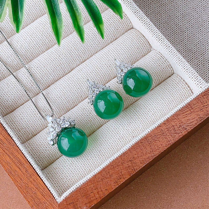 Autumn and Winter New Jewelry Set Jade Marrow Ice Queen S Sier Needle Earnail Clavicle Chain Light Versatile Women