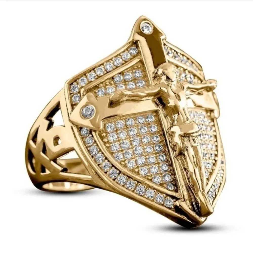 Punk Simple and Elegant Golden Jesus Cross Shield Mens Ring Zirconia Dazzling Motorcycle Party Hip-hop Mens AccessoriesXJ250219