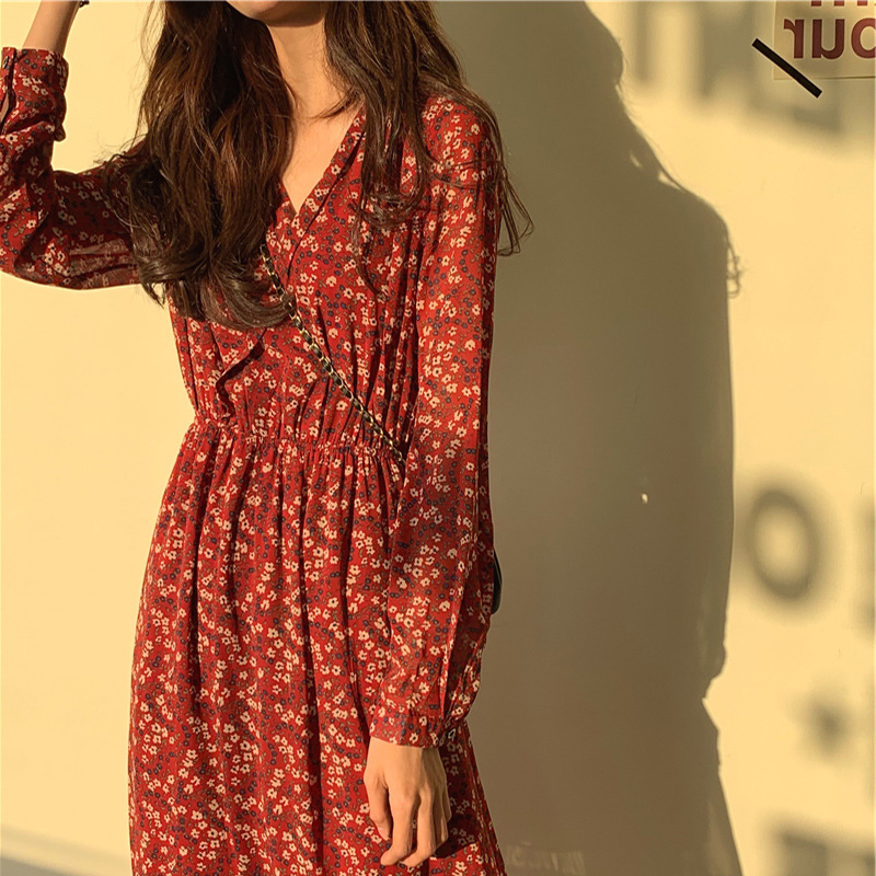 2025 Spring and Summer New French Style V-Neck Red Floral Print Dress for Women, Elegant Waist-Cinching and Slimming Long-Sleeve Undergarment Maxi Dre