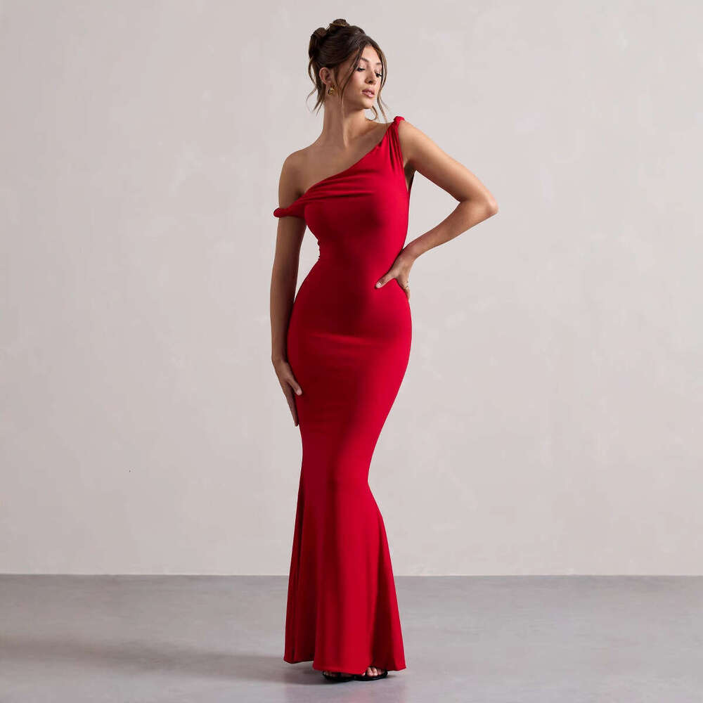 European and American style autumn women's sexy one slanted shoulder slim fit bag buttocks solid color dress for women 2025 temperament versatile