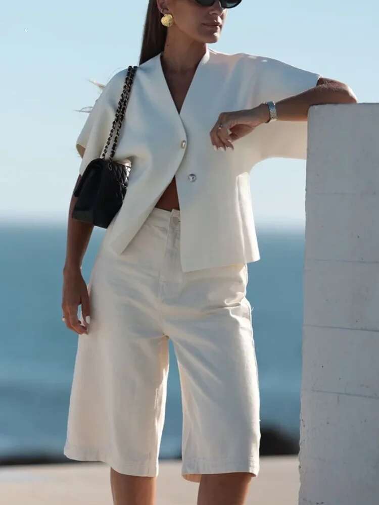 Casual Solid Knit Top Women Short Sleeve V-Neck Two Buttons Slim Elegant Vest Spring Summer Female White All-Match Knitwear