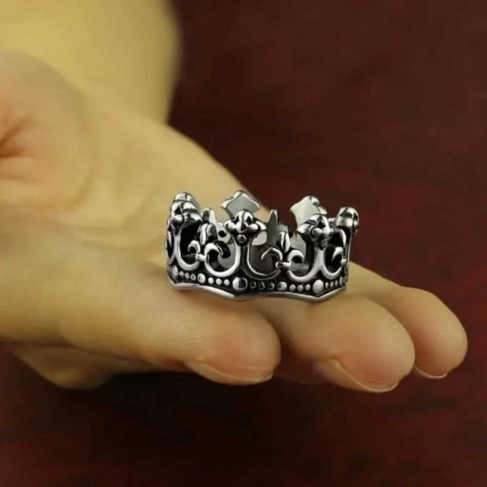 Classic Retro Crown King Ring Personalized Creative Fashion Trend Punk Ring Men and Women Niche Street Party Ring Gift JewelryXJ250219